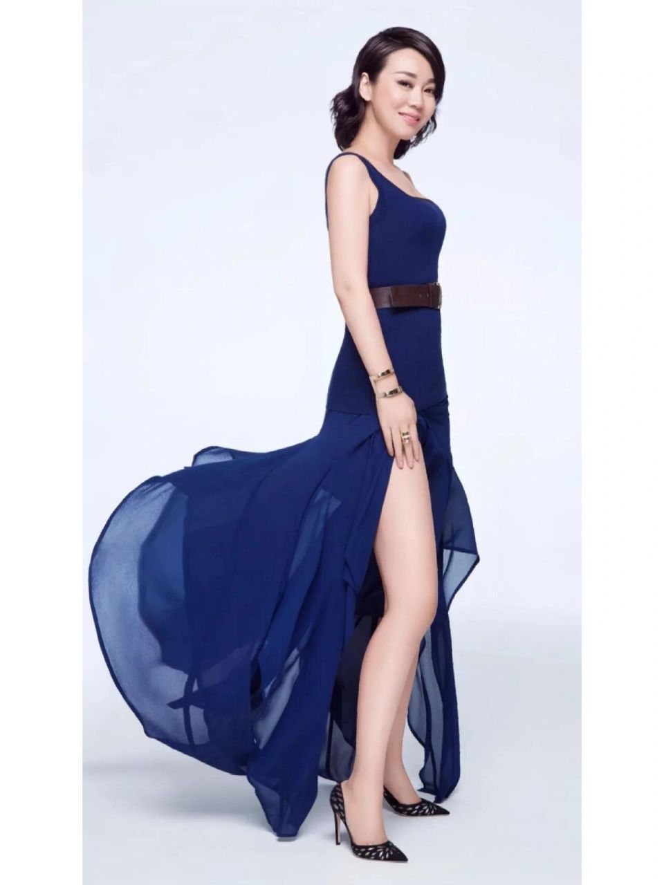 闫妮也太性感了,一双大长腿白又直,真美啊