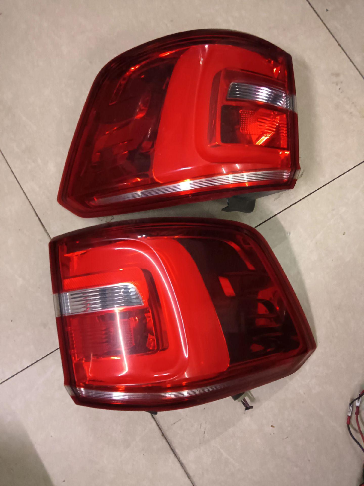 Luz trasera derecha cami¨®n Beiben vista lateral