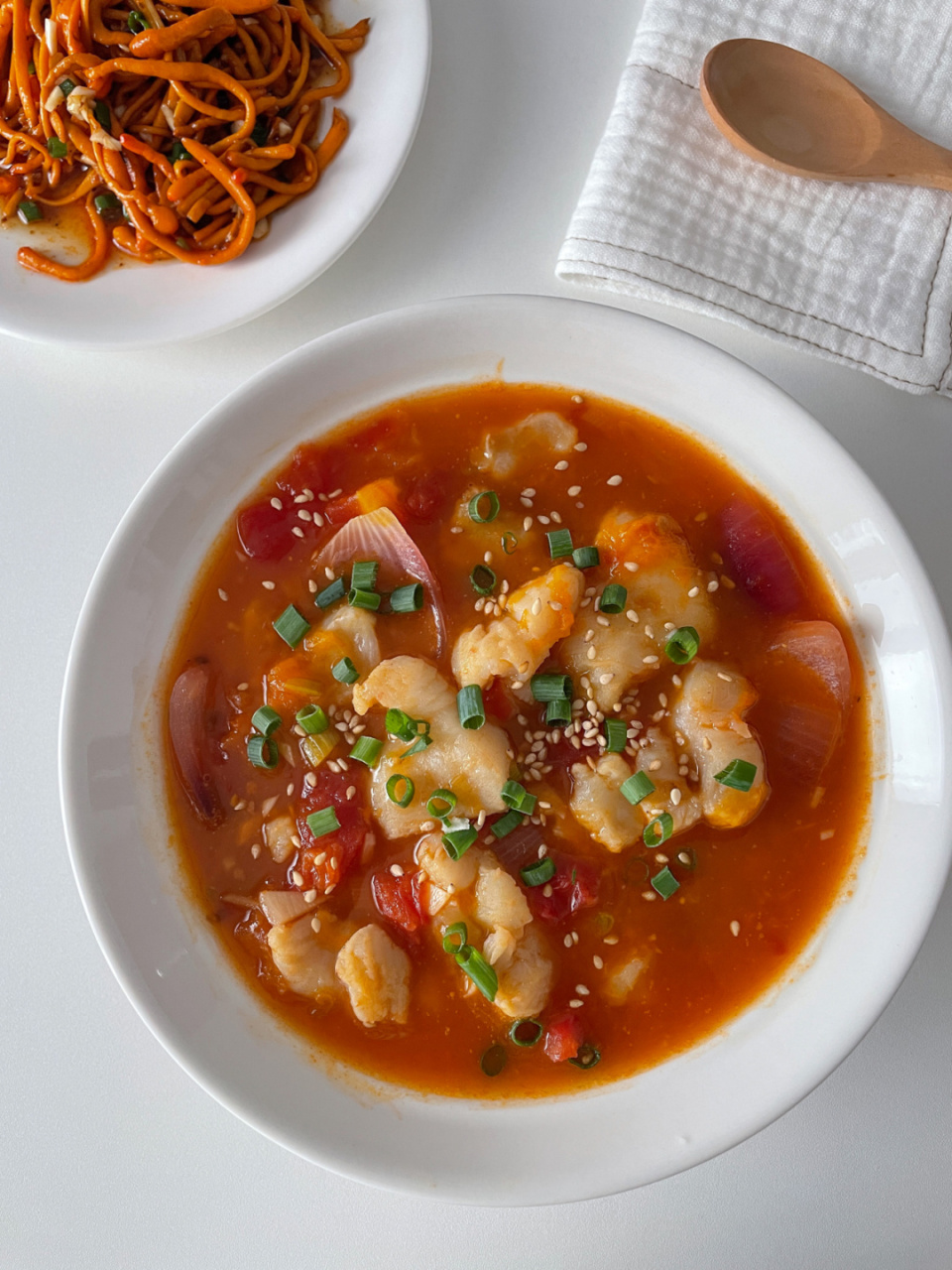 少油健康餐谱| 番茄巴沙鱼 浸润了番茄红汁的鱼块口味偏甜些,口感鲜嫩