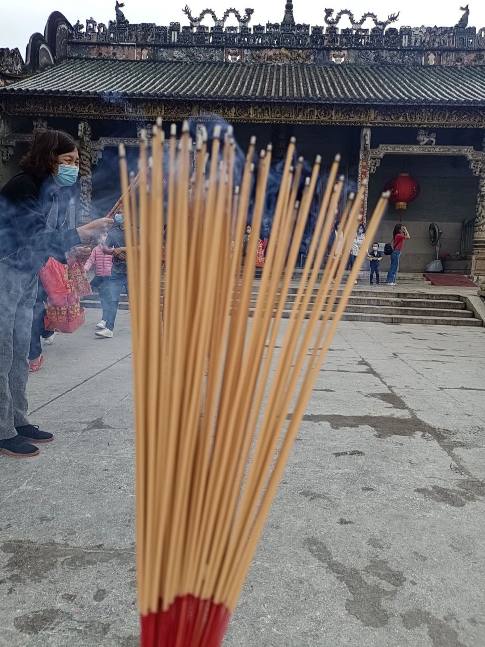 这个上香的时间没有规定的,只要你上午有时间就上午上香祈福,下午有