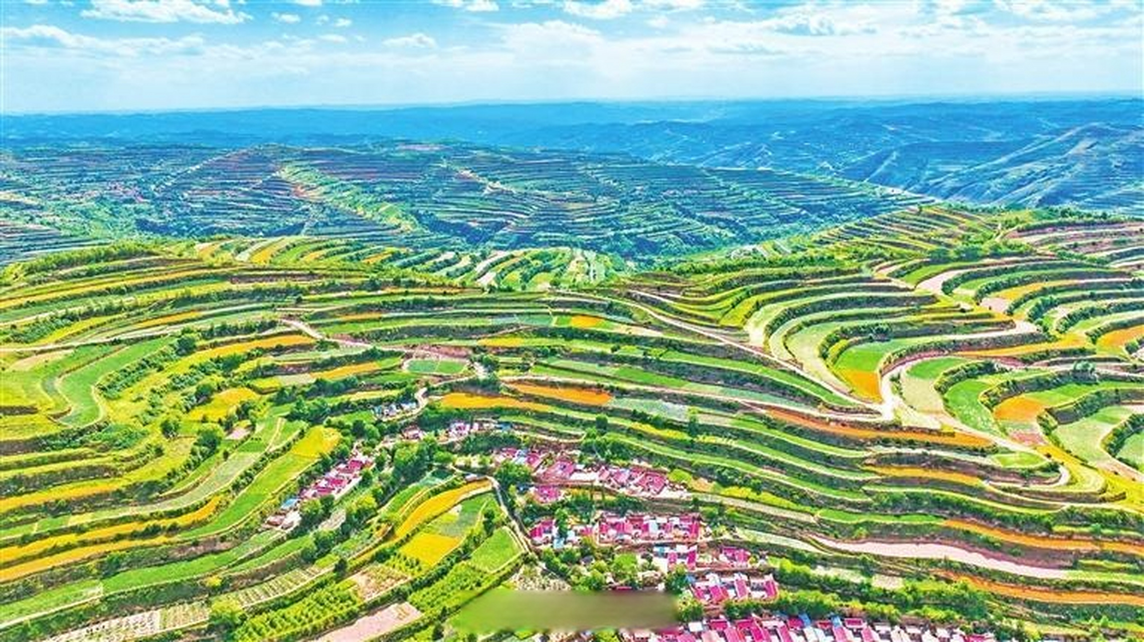 是时候去甘肃旅游了# 被誉为"梯田王国"的庄浪大地,望山山翠,看地地