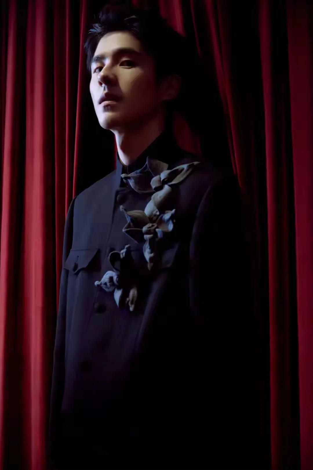 刘昊然黑色立体花朵西装,穿出了帅气与稳重!