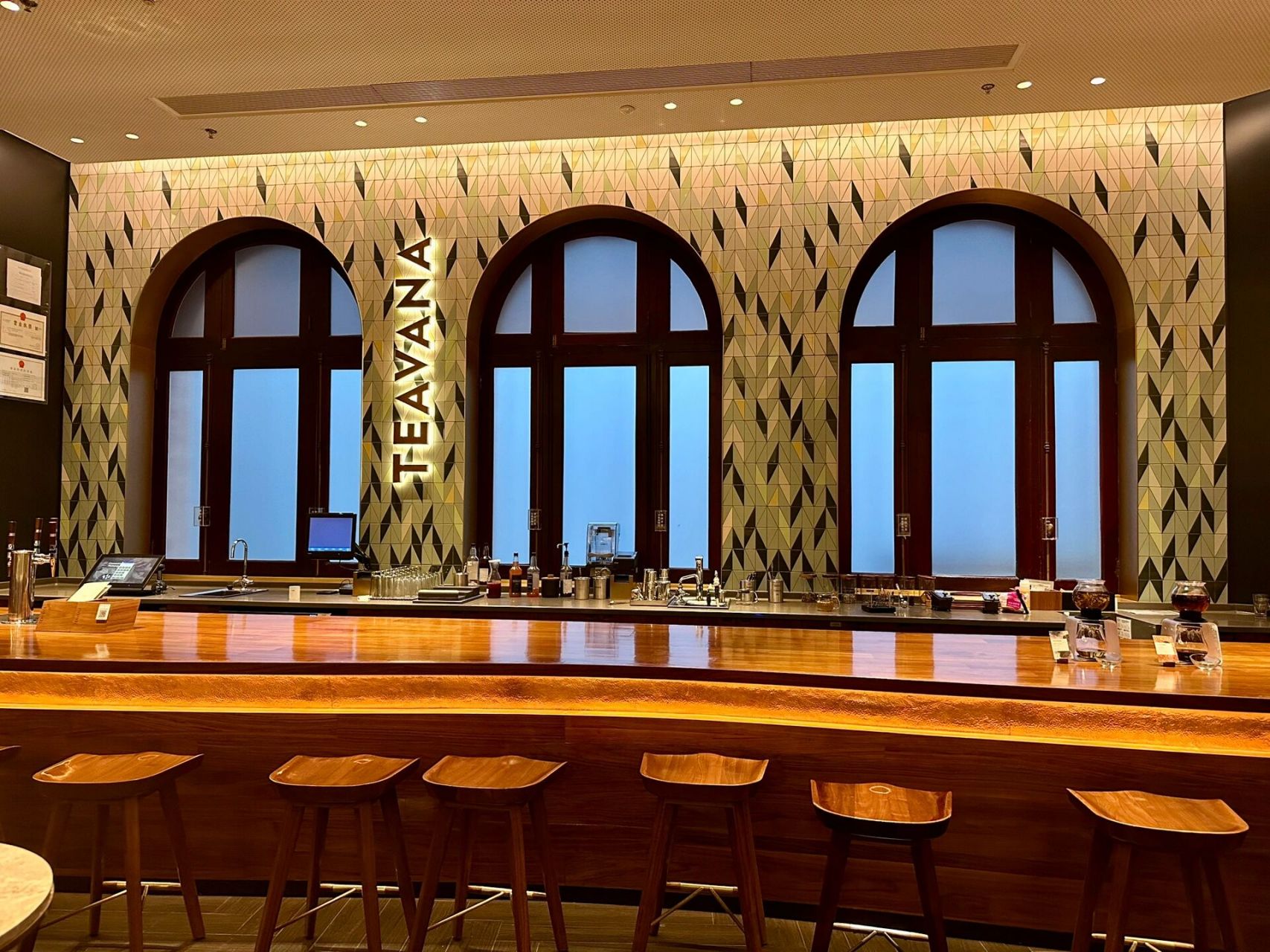 99天津星巴克旗舰店 由于是文物建筑 整体灯光呈灰暗 且不允许闪光