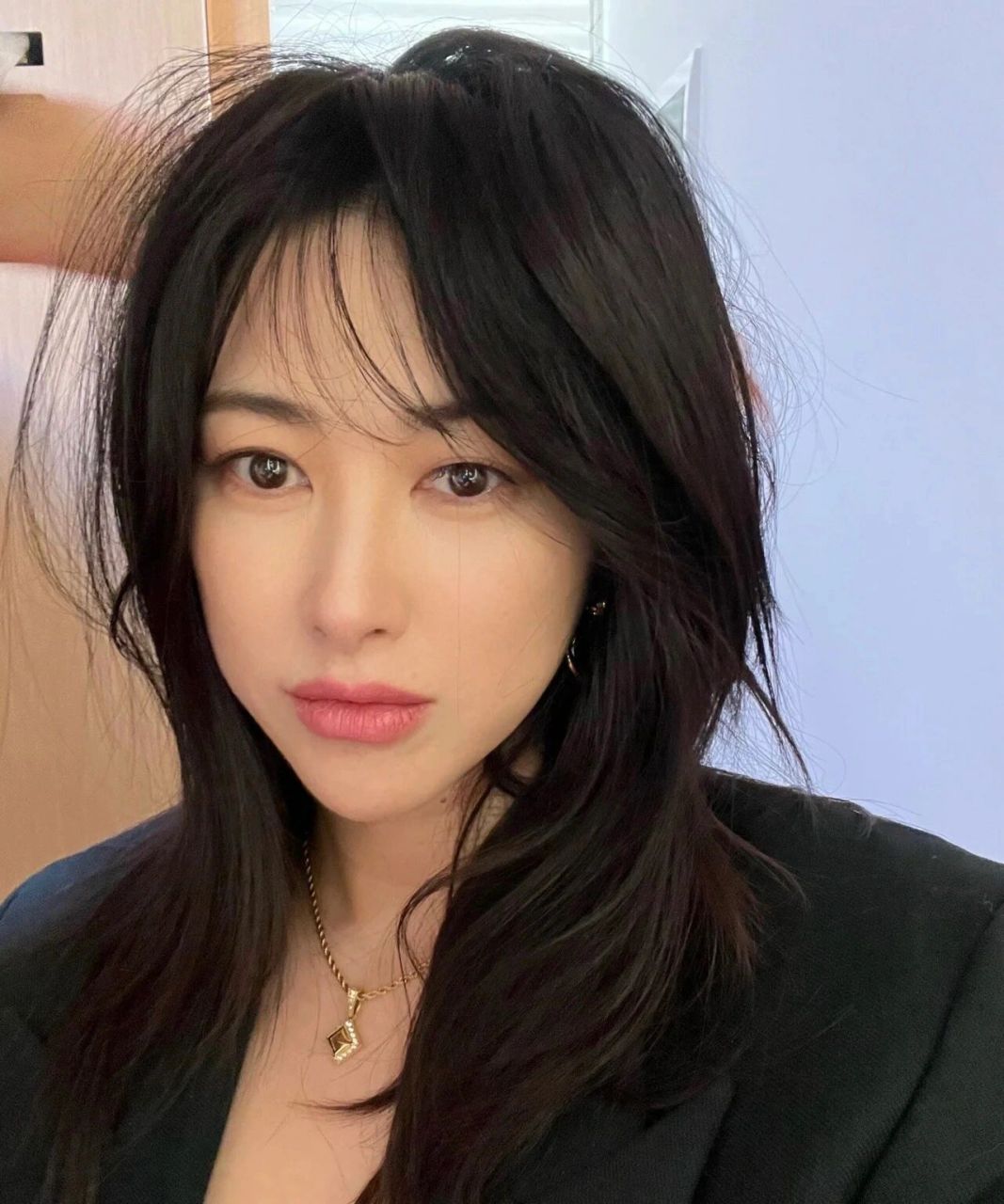 为何不像桃花眼是因为柳叶眼的内眼角是没有桃花眼那么下勾的,柳叶眼