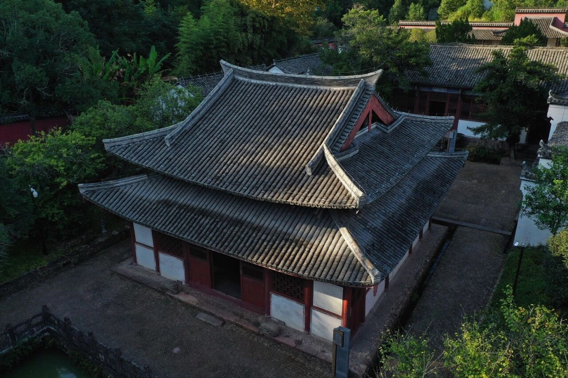 武义延福寺 延福寺始建于后晋天福二年(937年),现存的建筑以中