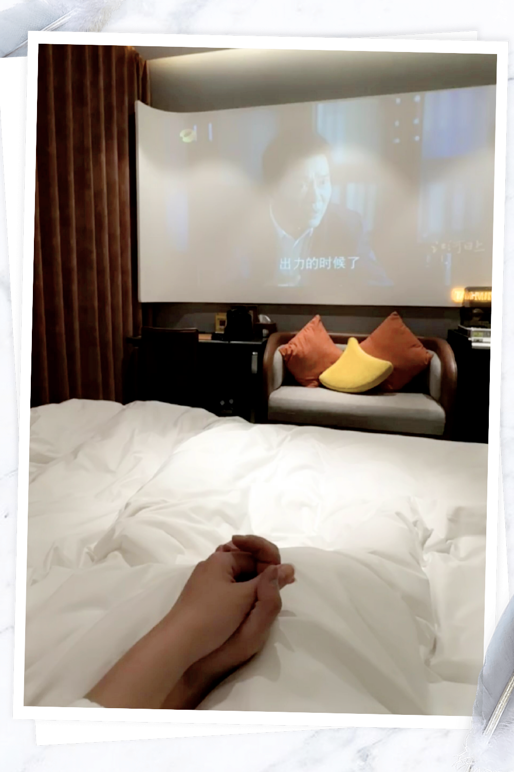 首先,亲热后抱紧她,不用说话,用力拥抱就好