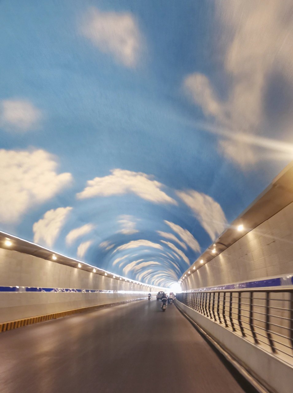 寥廓山隧道,经过两个月的维修,现在重新开始了,蓝天白云的隧道,很治愈
