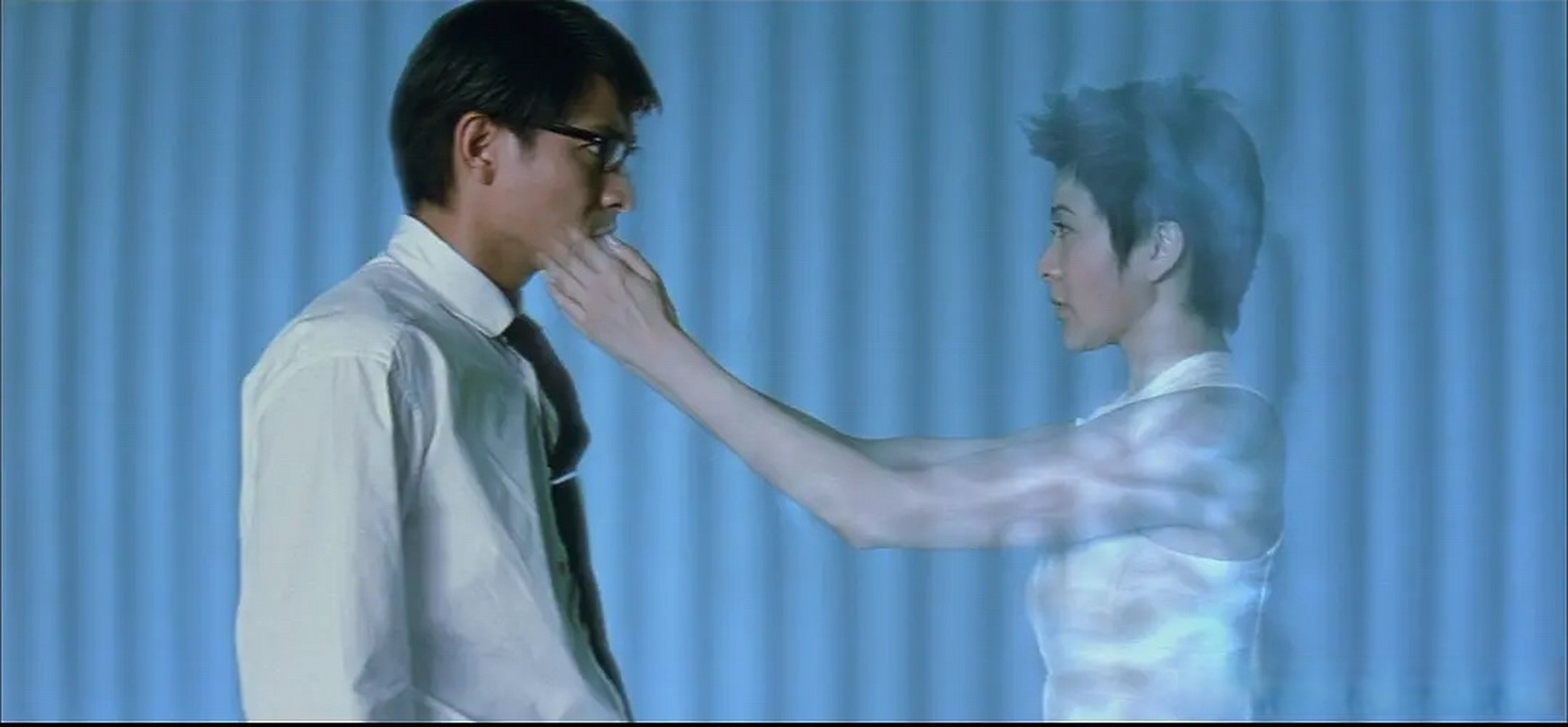 【#深圳湾出现地球唯一蓝血生物#】 据深圳新闻网 消息,近日,有网友在