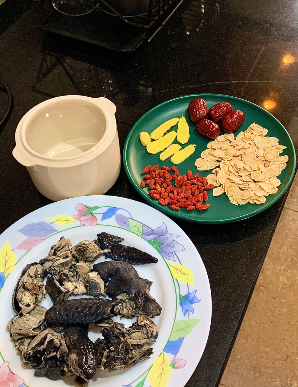 花旗参乌鸡汤 材料:花旗参15g,乌鸡半斤,红枣4,姜片,枸杞一把 166