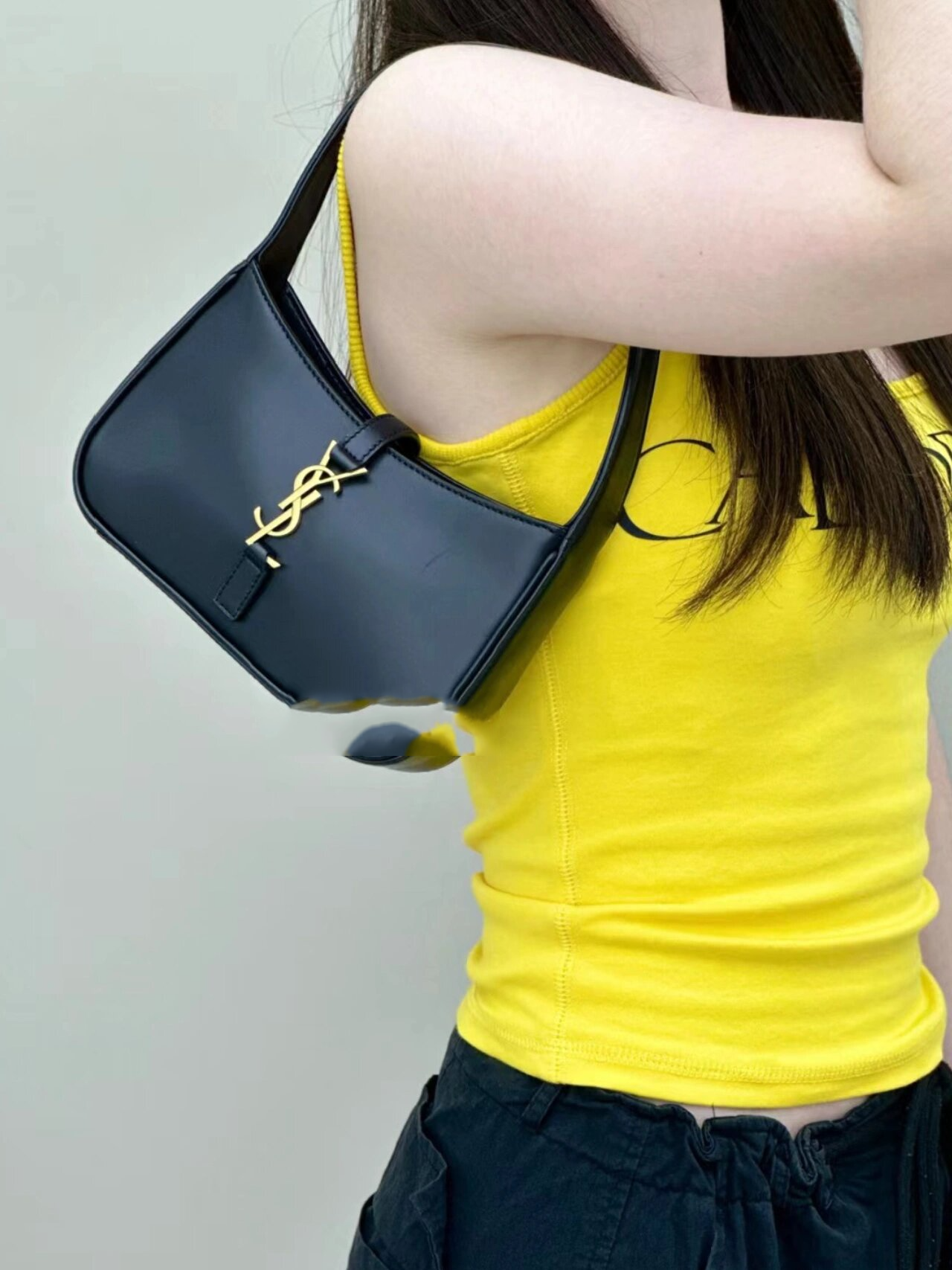 圣罗兰金标logo经典标志钩扣开合设计光滑牛皮革hobo包 	 这款平纹的