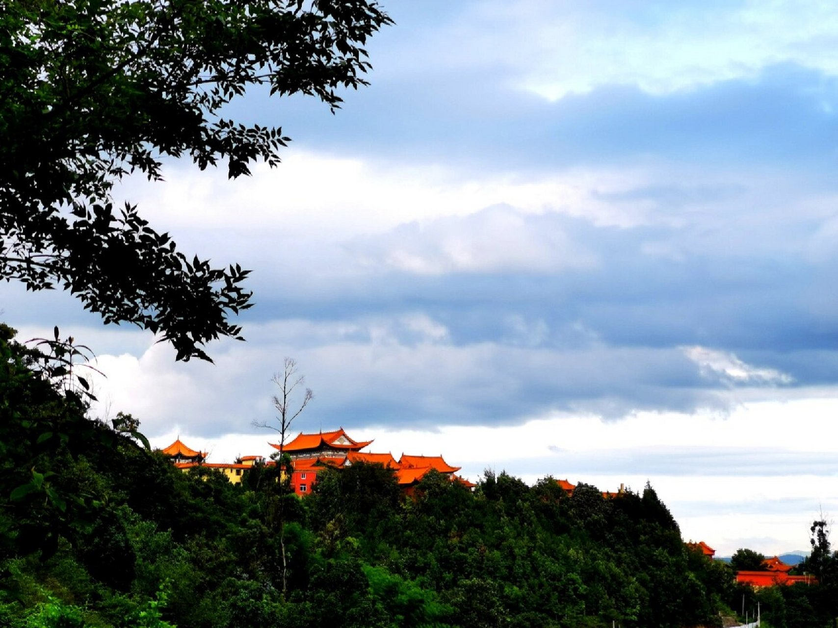 长虫山(蛇山) 又叫蛇山,是昆明市区最重要的龙脉之地,似一条石质巨蟒