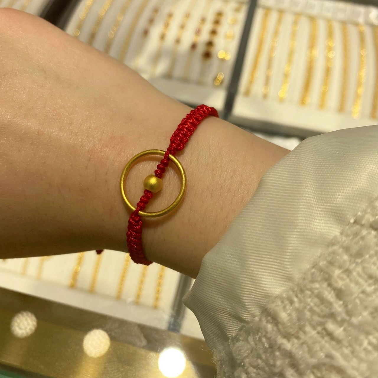 把素圈戒指编成手链93 这样子的手链还很特别,今年本命年特意选了