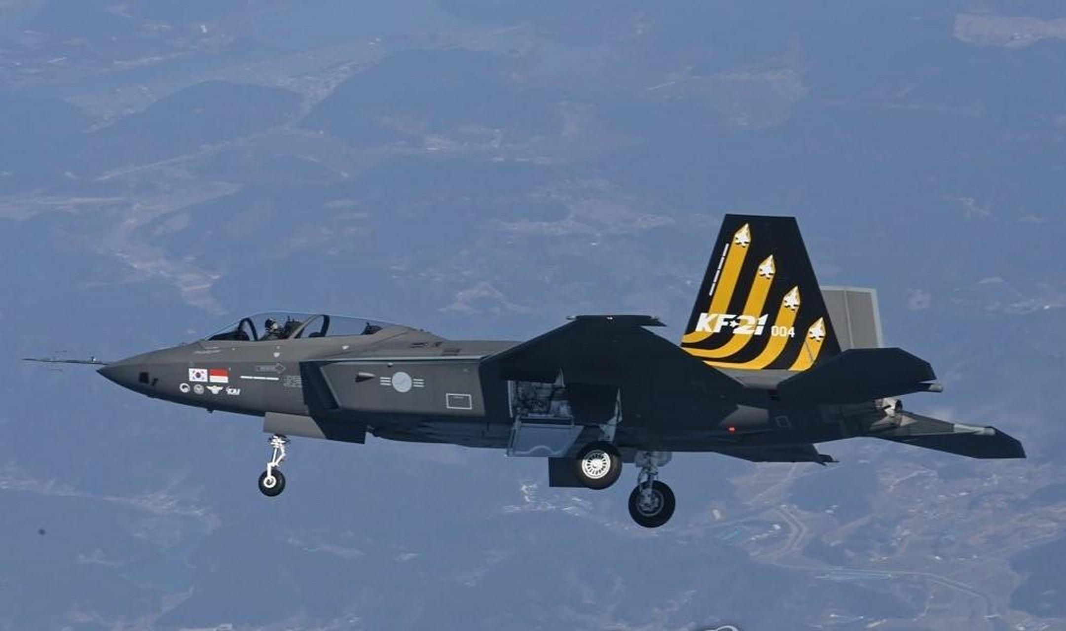 韩国防卫事业厅16日宣布,kf-21("猎鹰")战斗机第5架原型机当天在庆尚
