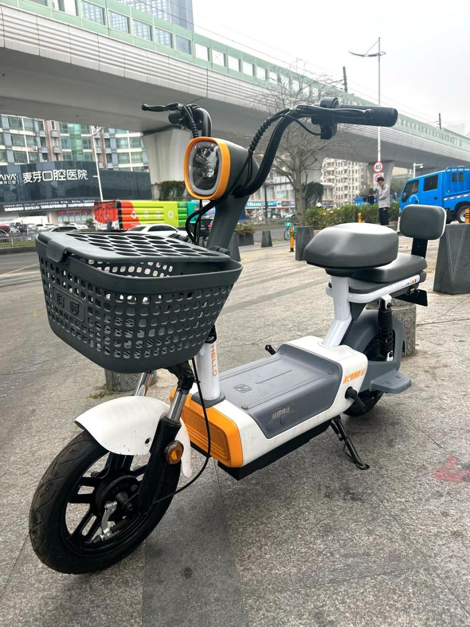 哈罗智能电动车a30,方正简约造型,手机开关锁,高能透镜前大灯,led精准