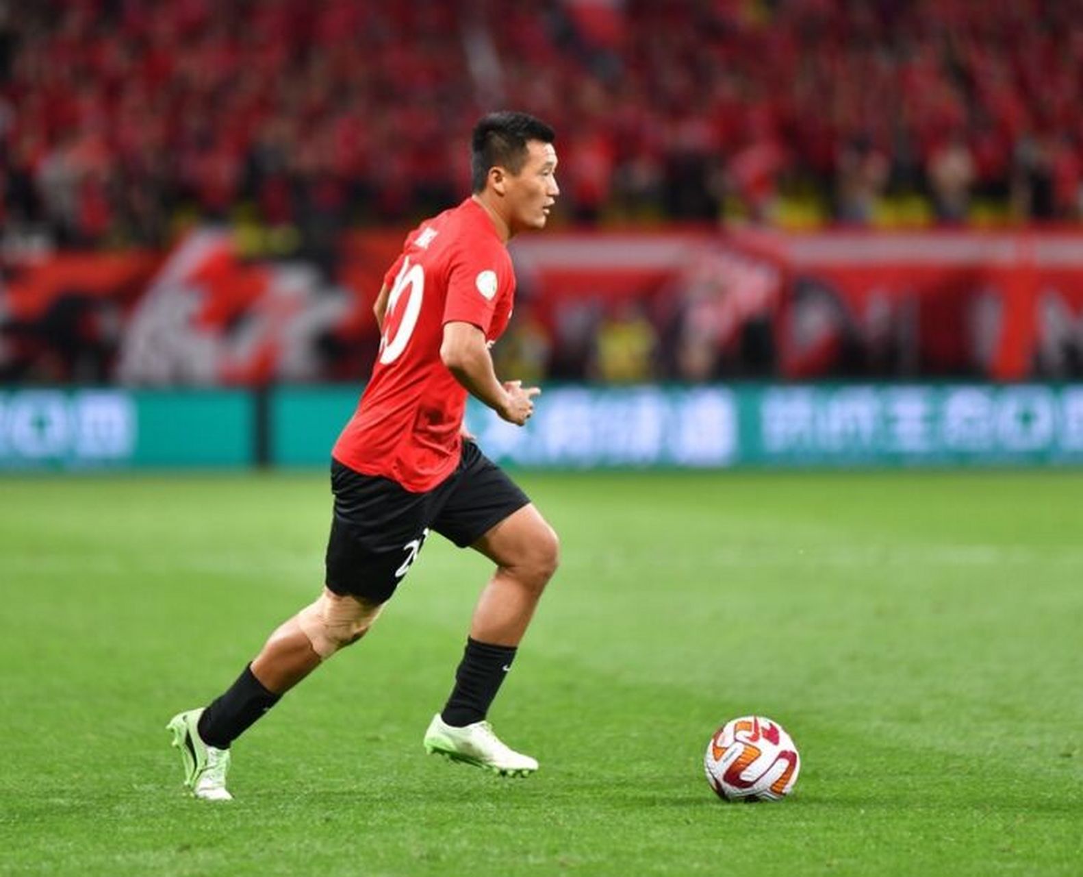 唐淼在昨天的中超比赛中上脚了李宁"锦" #足球#0202#小红书竞技场