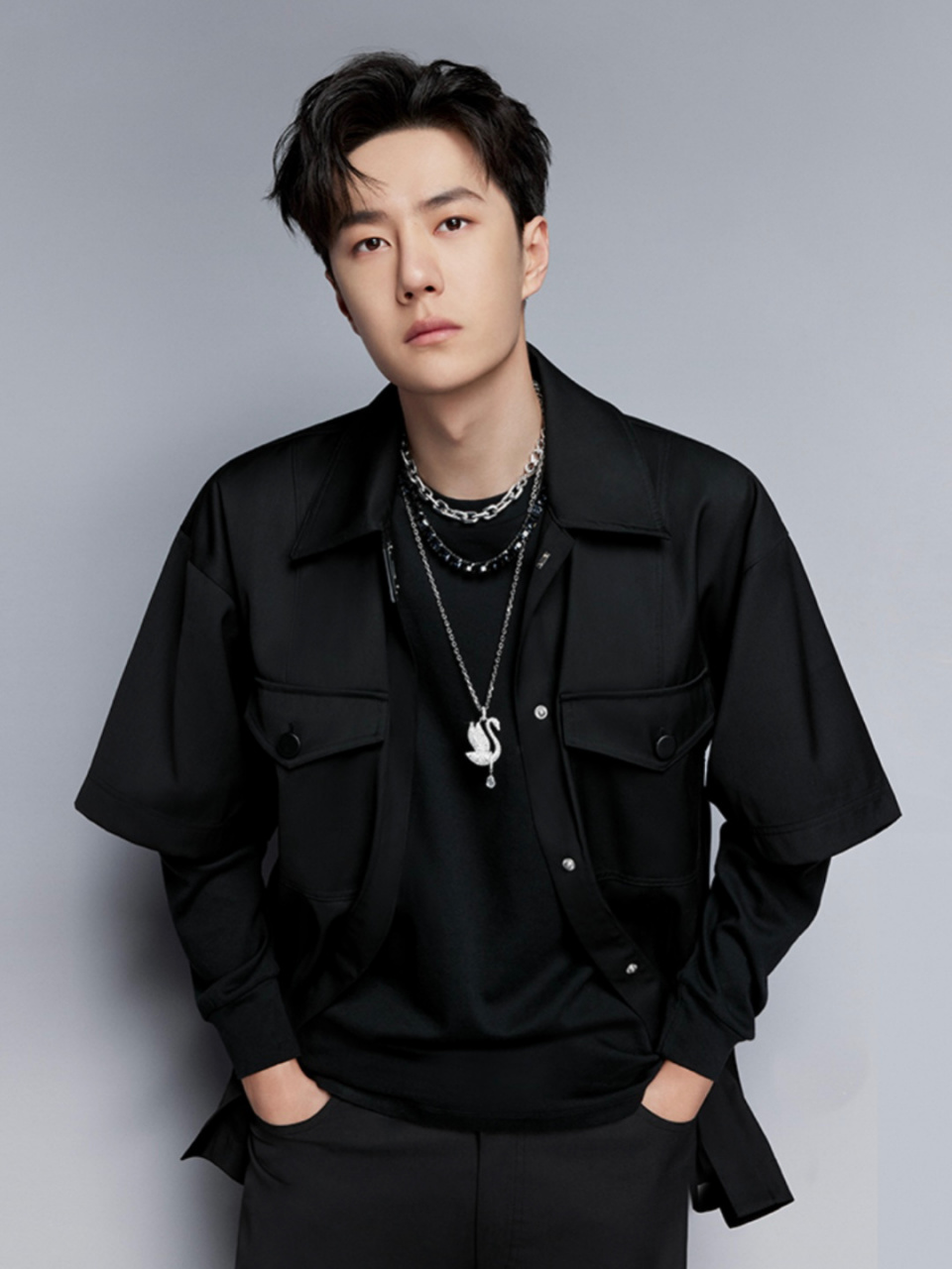 王一博又有新物料啦,上身heurueh黑色短袖衬衫,领口刀片的设计很有