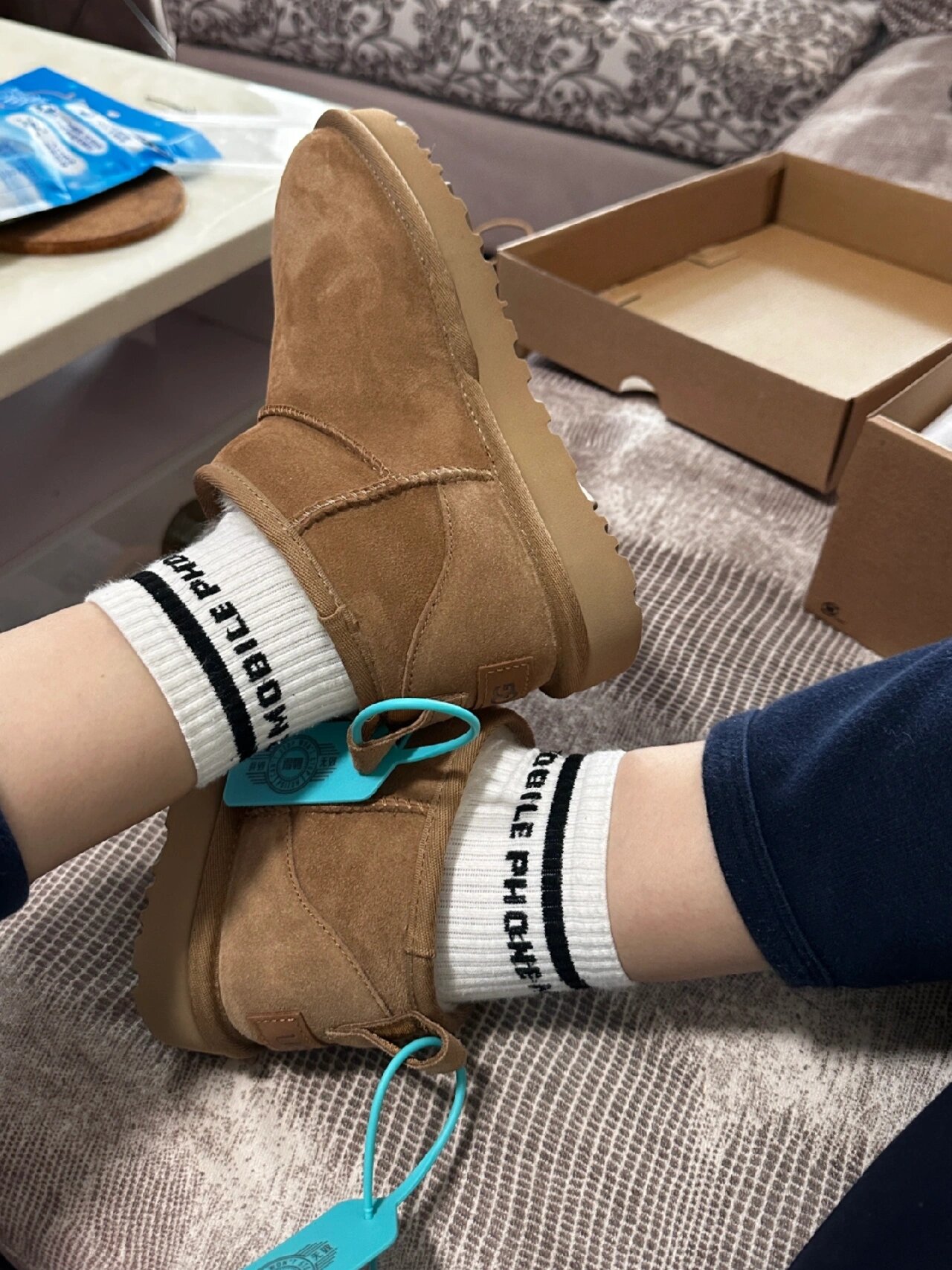 ugg不是我一个人觉得鞋口难穿吧 快递到了的时候兴奋的拆开 结果鞋口