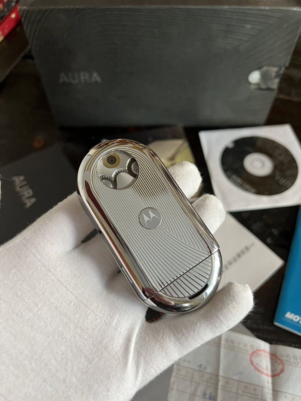 摩托罗拉 motorola aura r1登月限量版 不多说,我认为它是摩托罗拉最