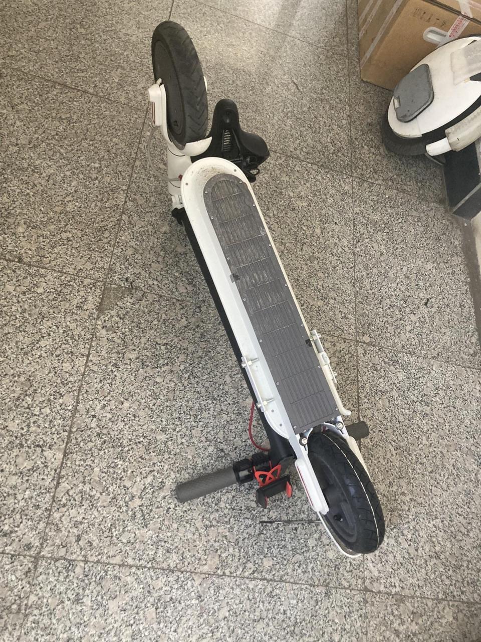 维修小米滑板车 换新轮胎