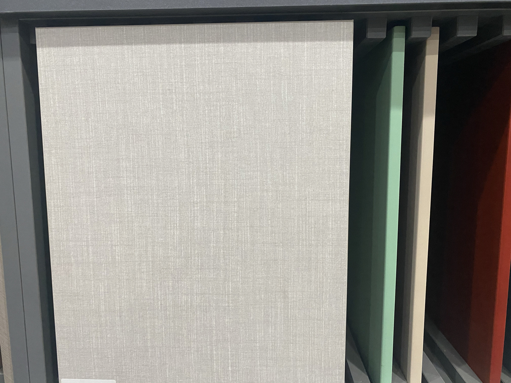 现代简约布纹衣柜 | 现场实拍 | 图三近景 浅布纹色只能搭配黑拉手