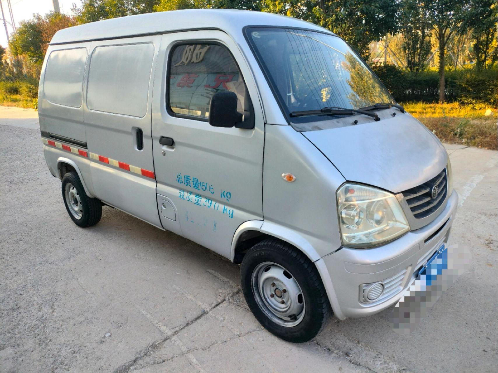 可以拉货的面包车.