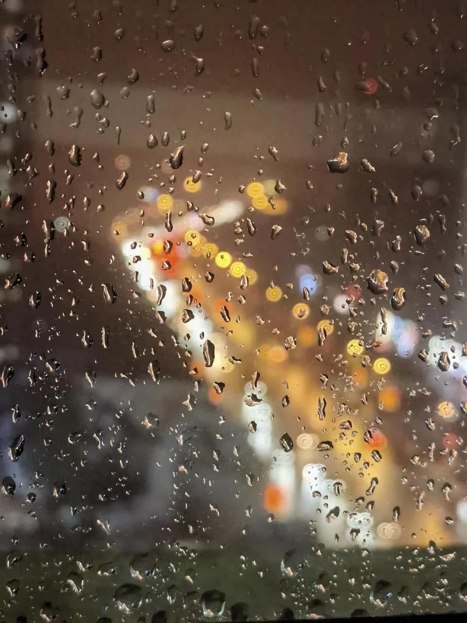 窗外真实雨景图片图片