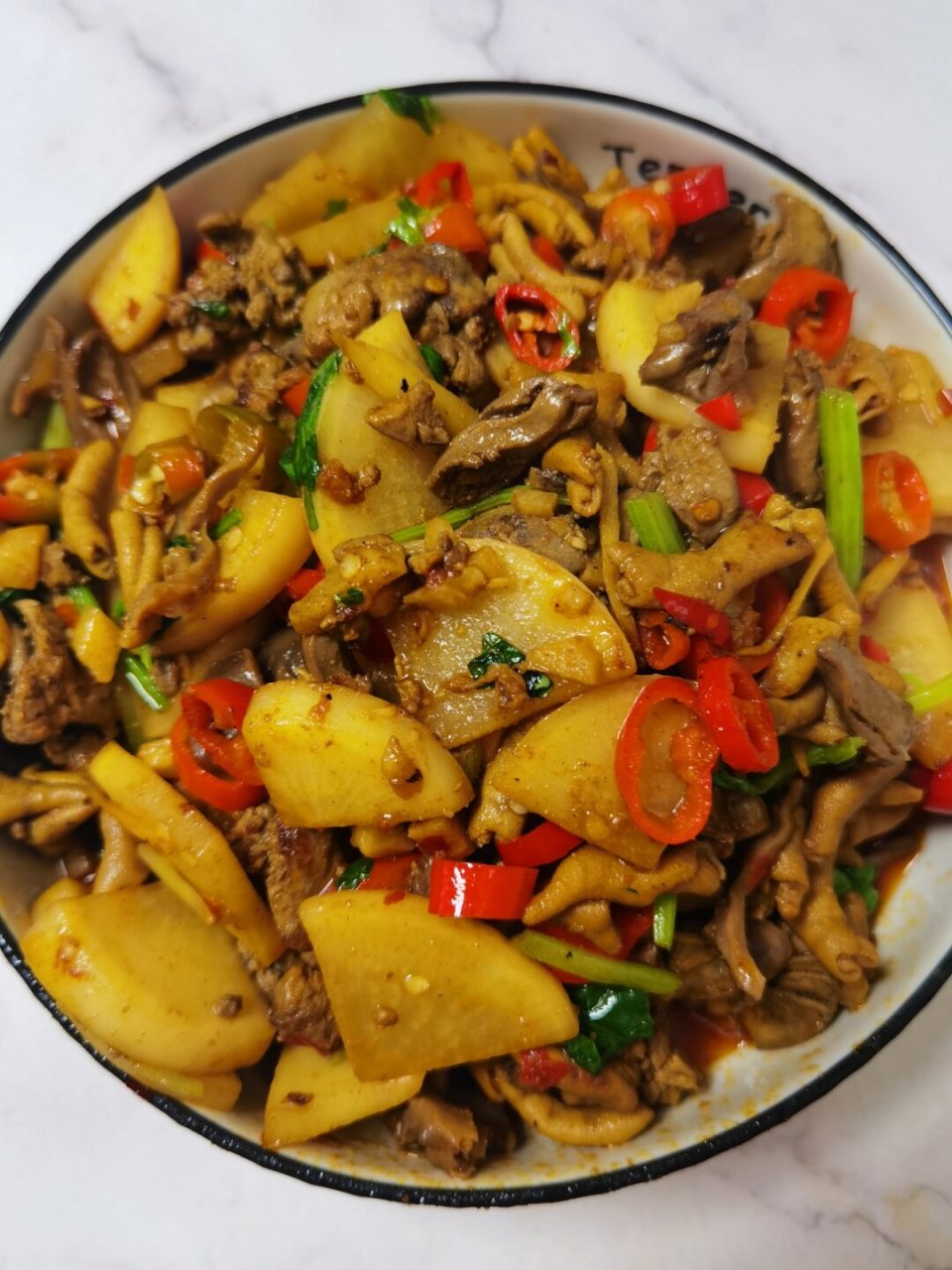 食材: 鸡杂,酸萝卜,辣椒,大蒜,芹菜 	 做法: 1,鸡杂清洗干净,冷水