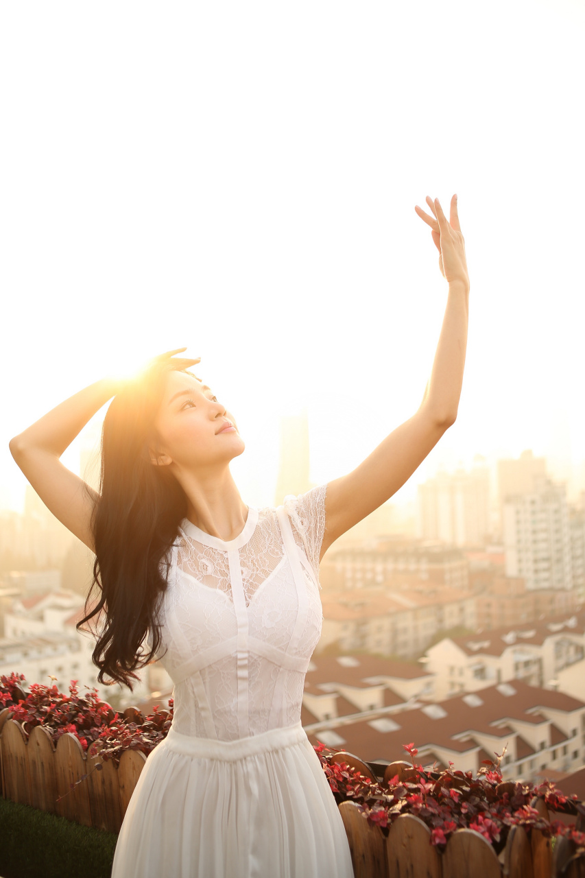 百度app的朋友们大家好,我是演员申寒梅,由我主演的电影《摸金玦之