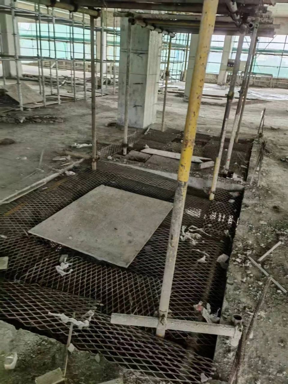 电梯井的防护及内架的设置 整改前后风险解除不少.