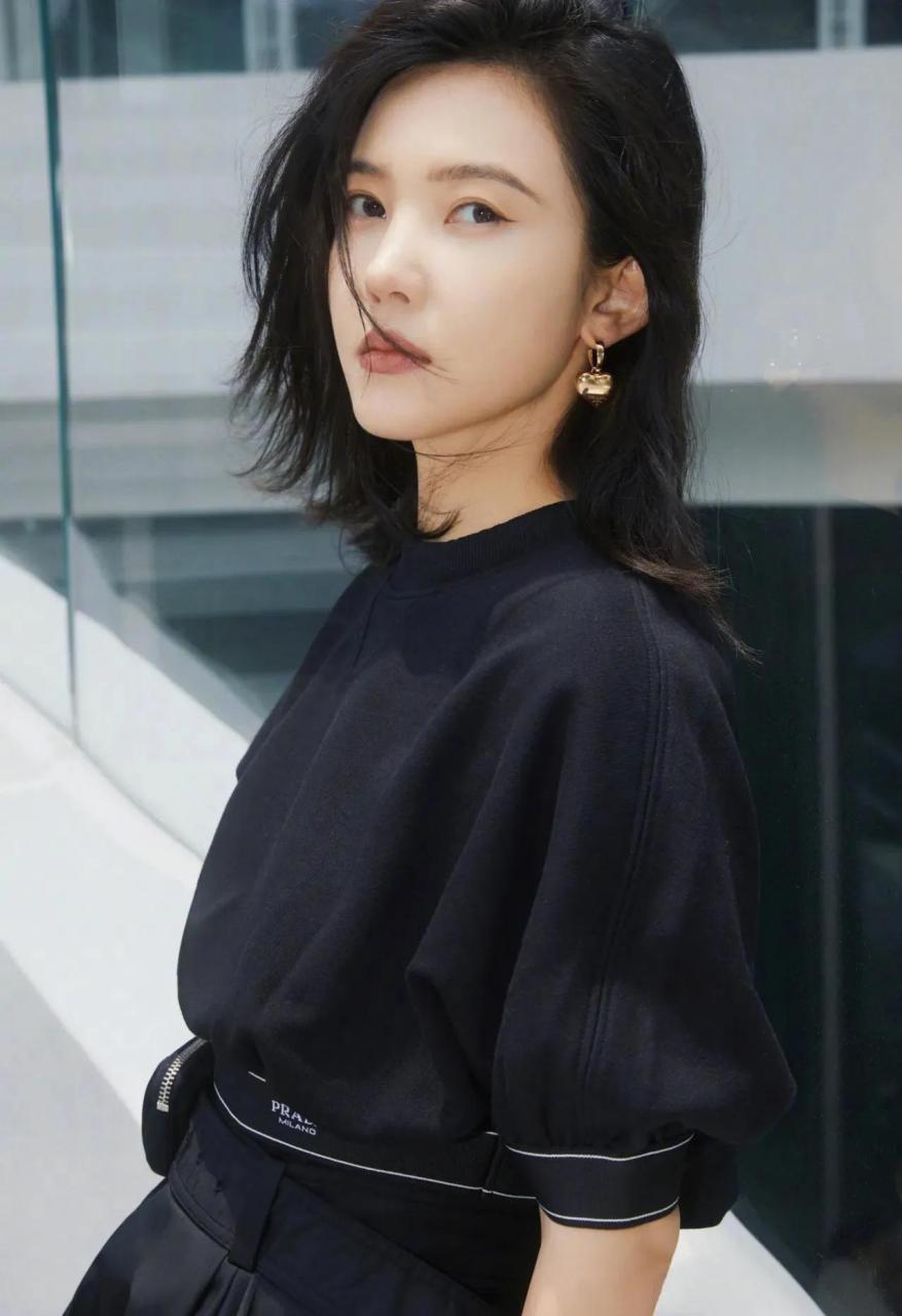 杨子姗一袭黑色时尚套裙出镜潮流前卫,但是认不出了,以前致青春里那股