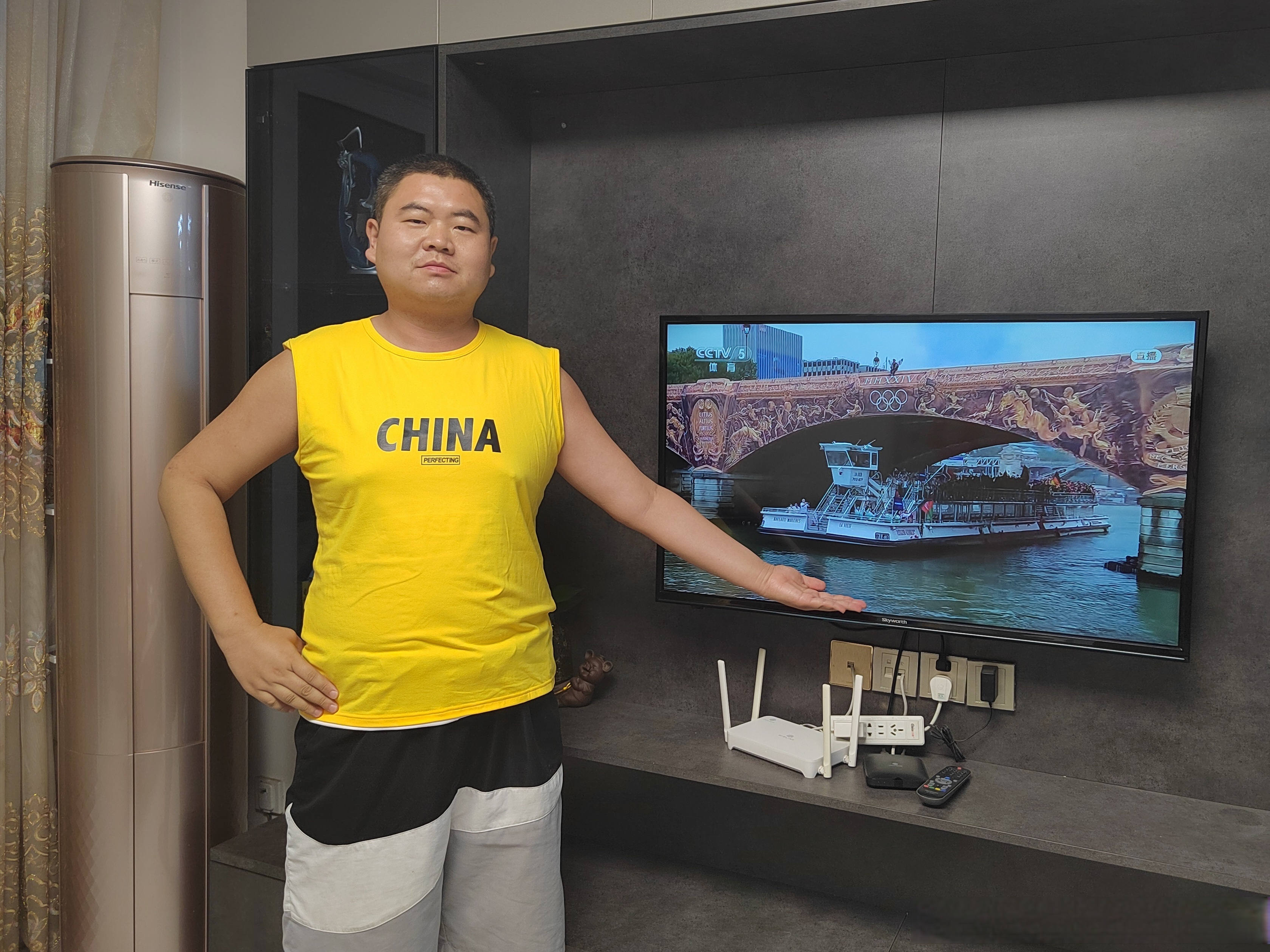 凌晨一点半,睁开朦胧的睡眼,爬起来观看巴黎奥运会开幕式