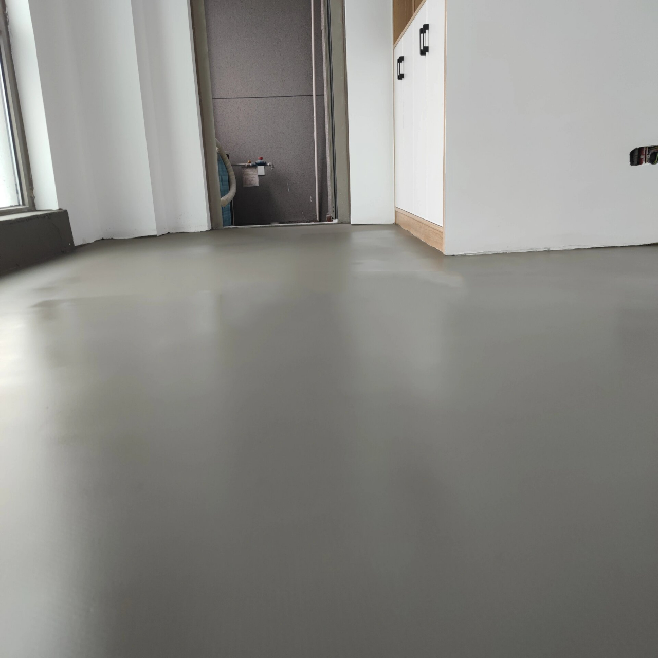 水泥自流平没干和干后的效果对比图 加强型水泥自流平 以上是没干和干
