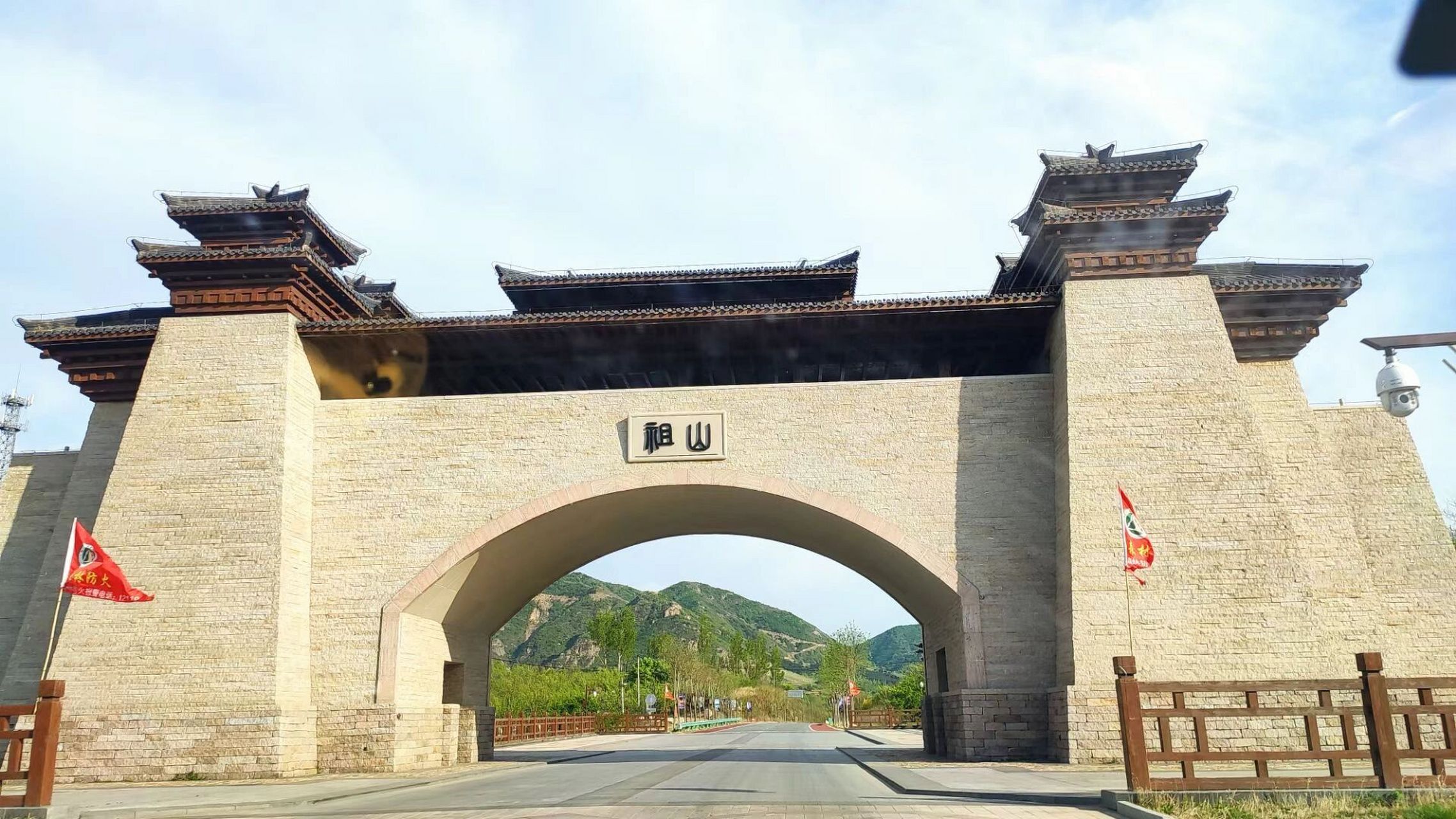 祖山 祖山风景区位于秦皇岛市青龙满族自治县东南境内,燕山东麓,渤海