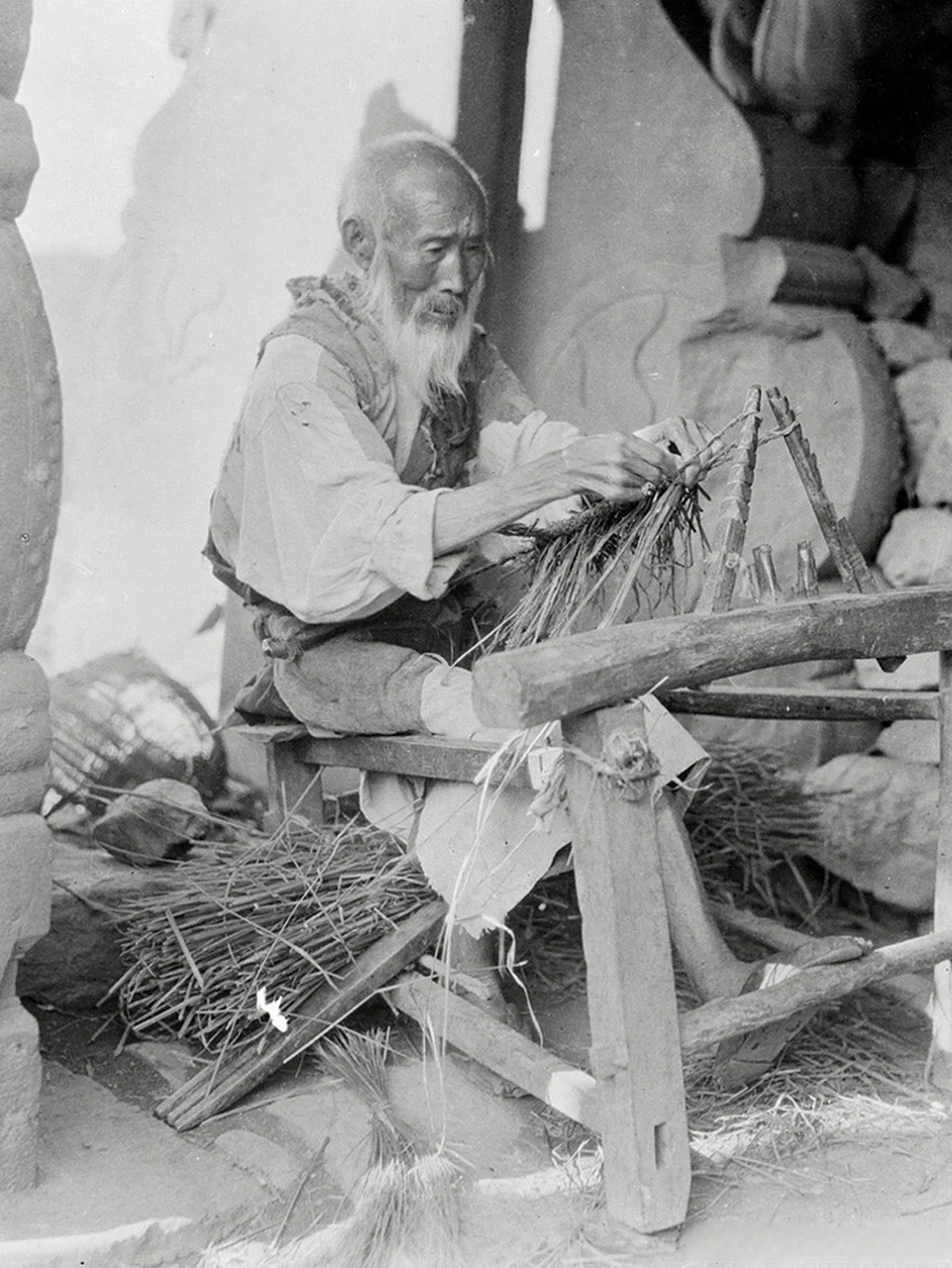 【老照片‖1917年编草鞋的老人】#阅读#        拍摄时间为:1917年.  