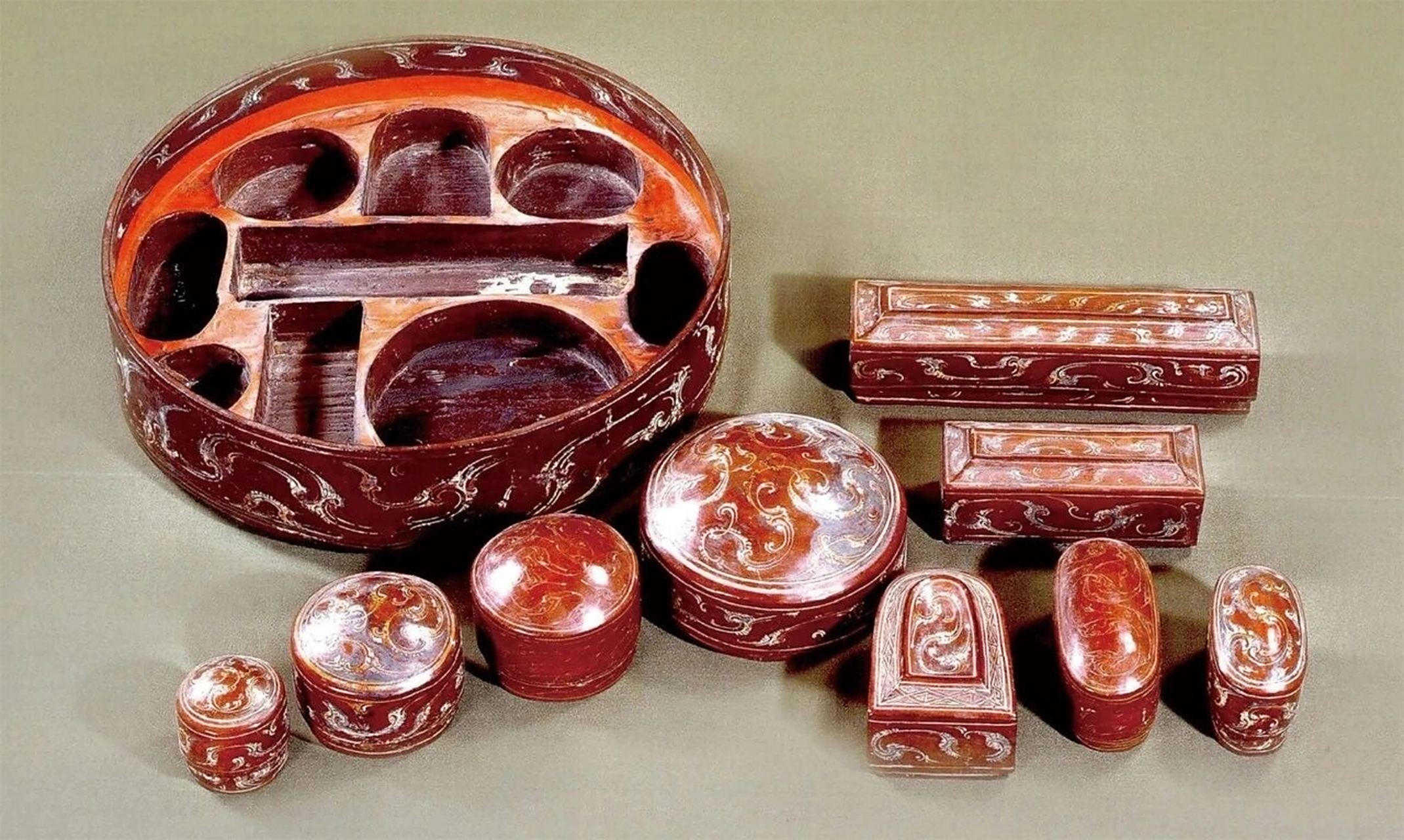 "萌"文物|两千年前的"美妆"收纳盒 妆奁在古代又称"妆匣""镜奁",是
