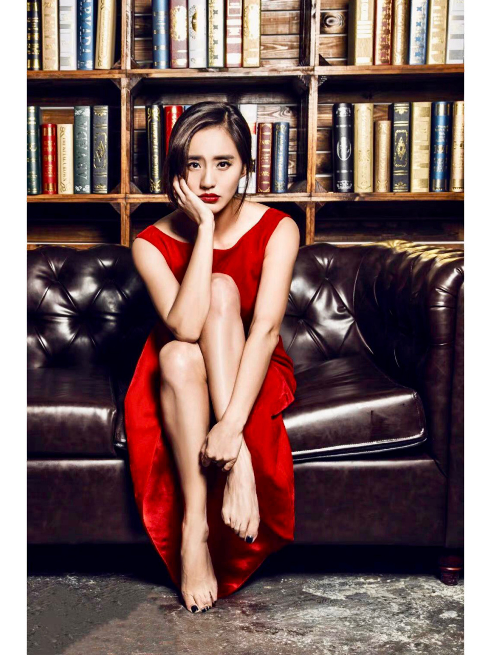 王智     一席红衣尽显好身材,女人味十足