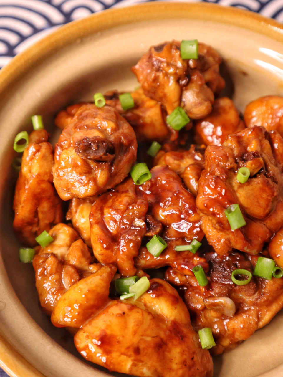 95准备食材 鸡腿两个,小葱六根,姜3片 95做法 11566鸡腿剁成