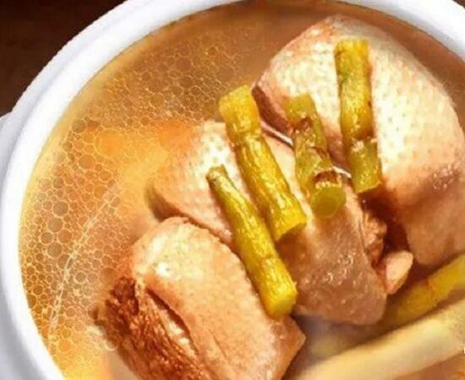 石斛老鸭汤的做法和功效 96石斛老鸭汤是一种食疗汤,汤水清而不淡