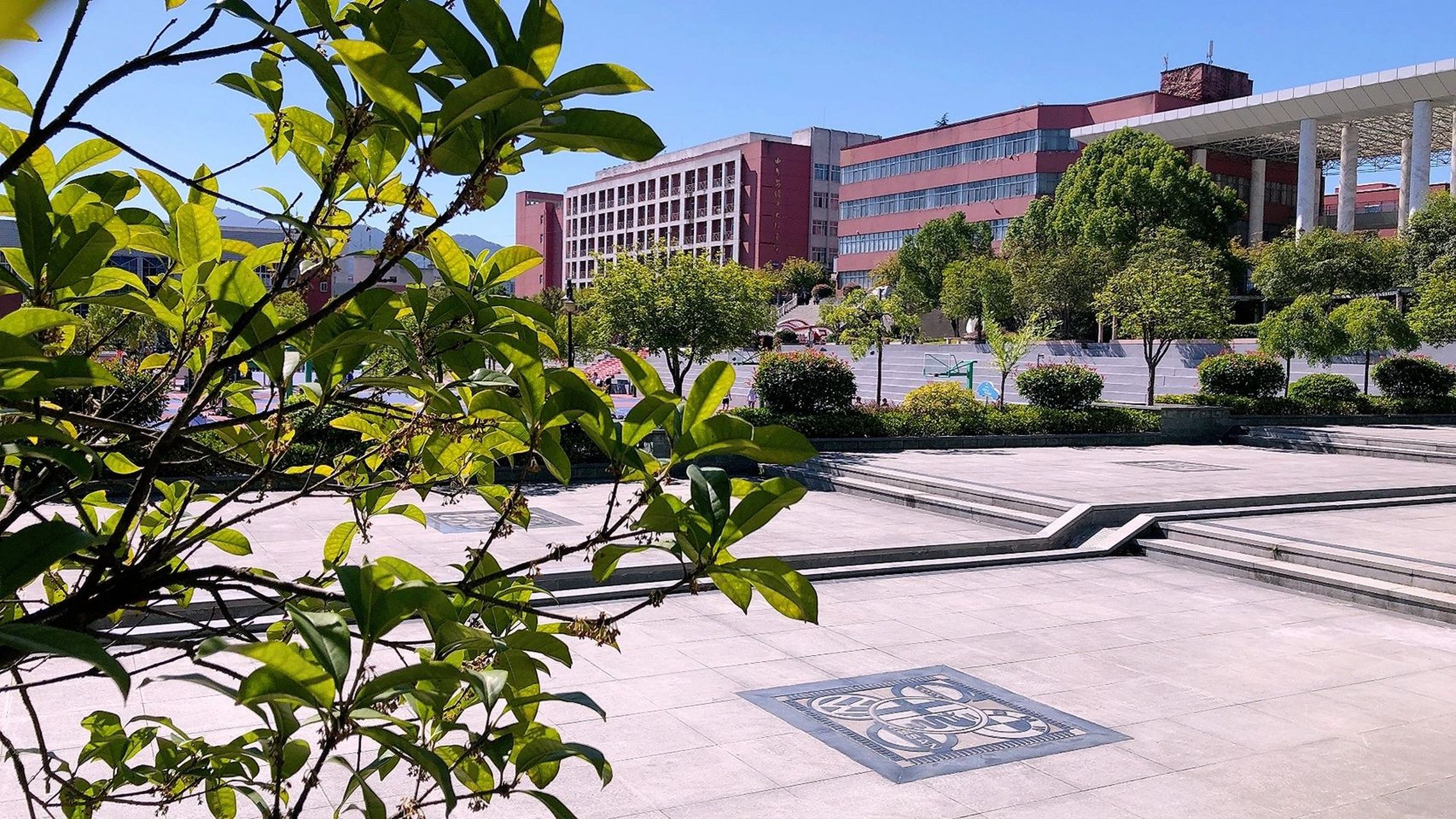 湖北汽车工业学院 想考湖北汽车工业学院的学弟学妹们,校园实拍,风景