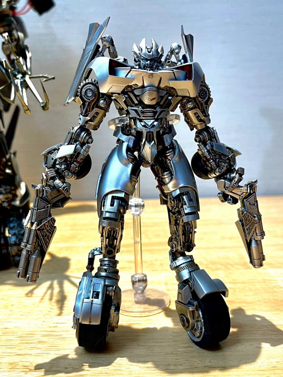 变形金刚横炮 横炮是变形金刚第二部中登场的汽车人角色,以华丽的身法