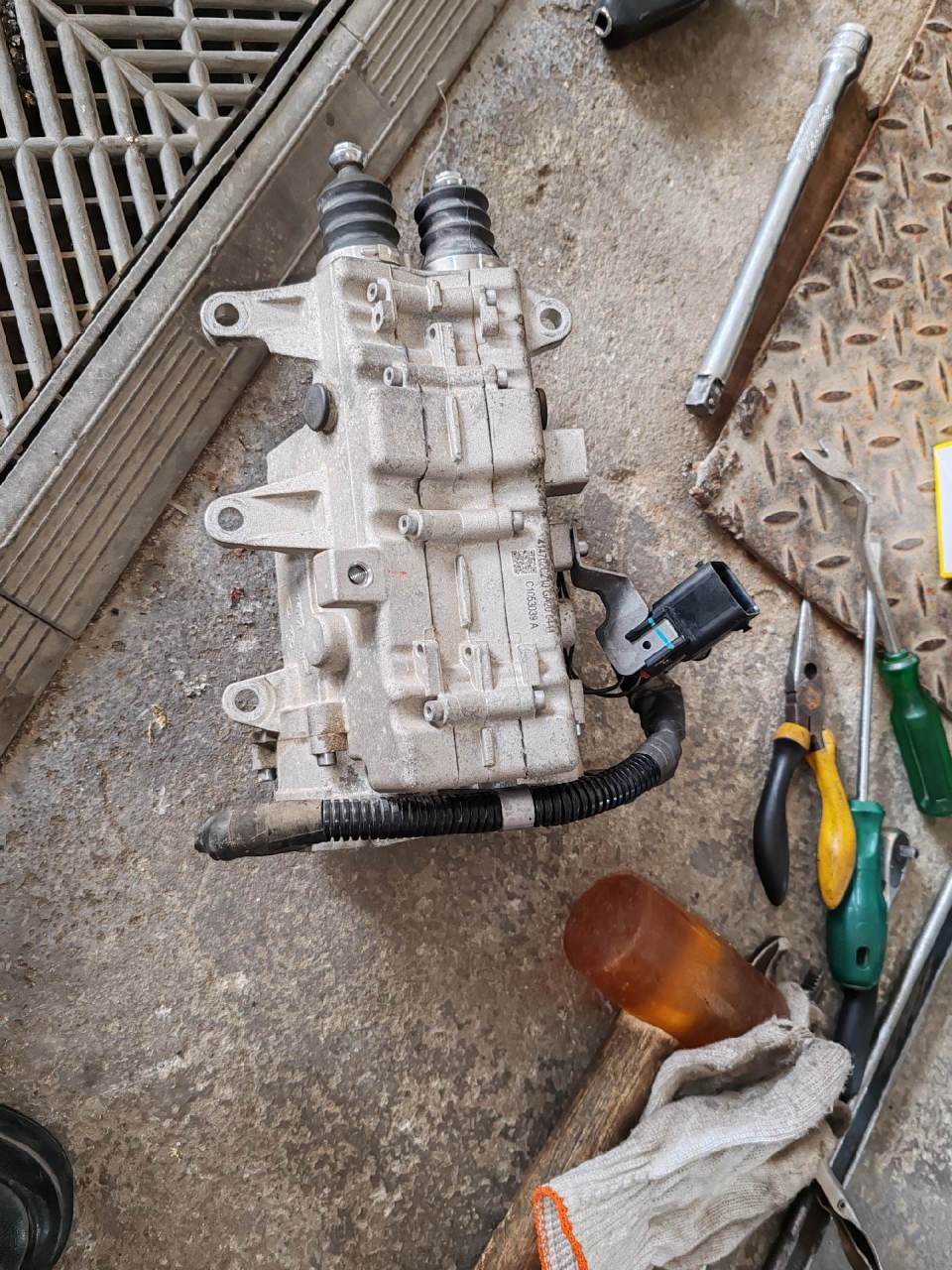 现代领动双离合变速箱没有奇数挡,报一档齿合不良,离合器执行器修复后