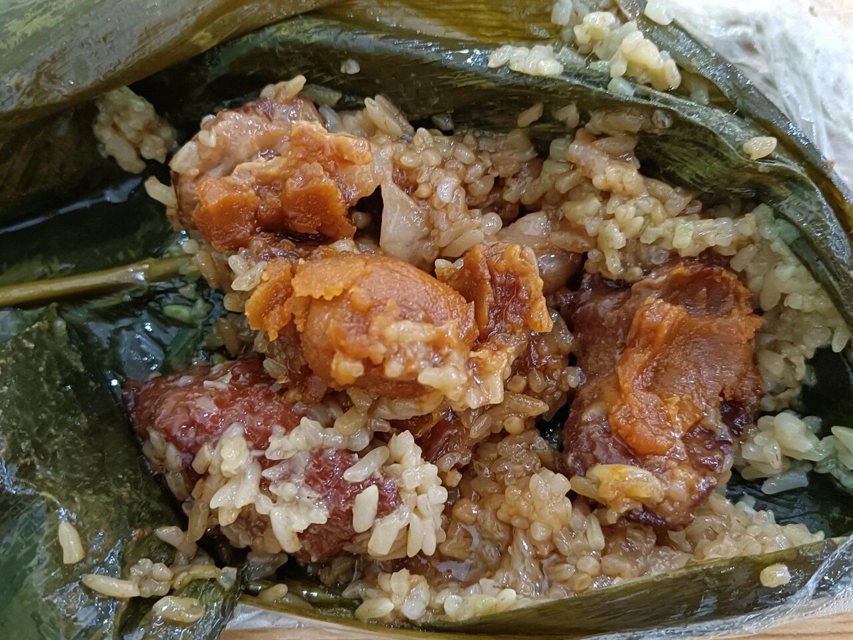 海南定安蛋黄黑猪肉粽 这个粽子是朋友她爸爸从定安寄来学校给她吃的