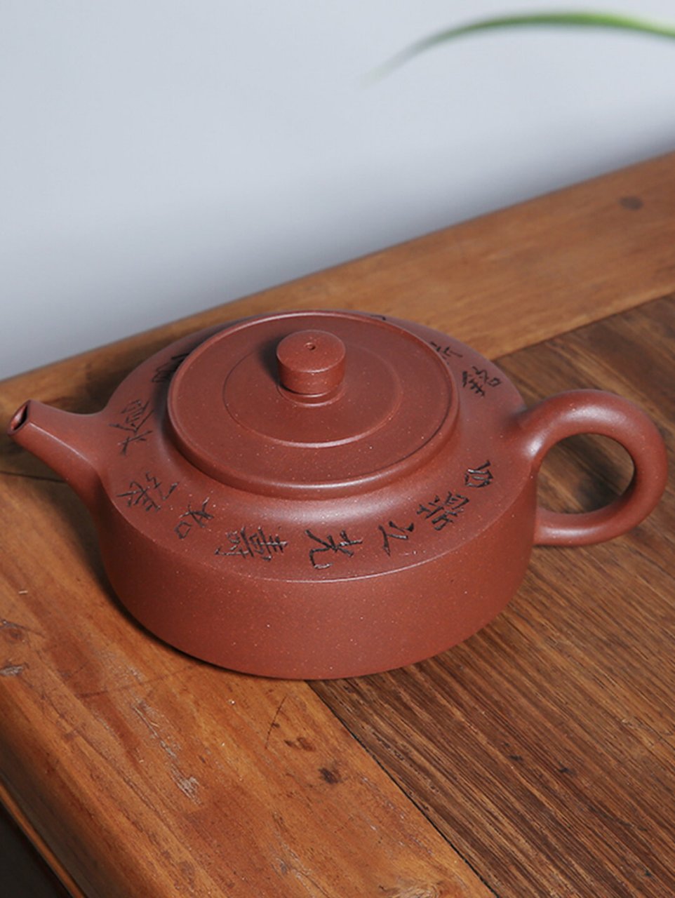 91周盘是紫砂壶众多款式中比较经典的一款,此壶从壶盖到壶身都为饼