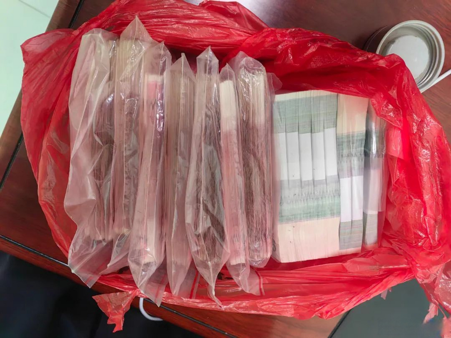 民警打开袋子一看,竟是数捆现金
