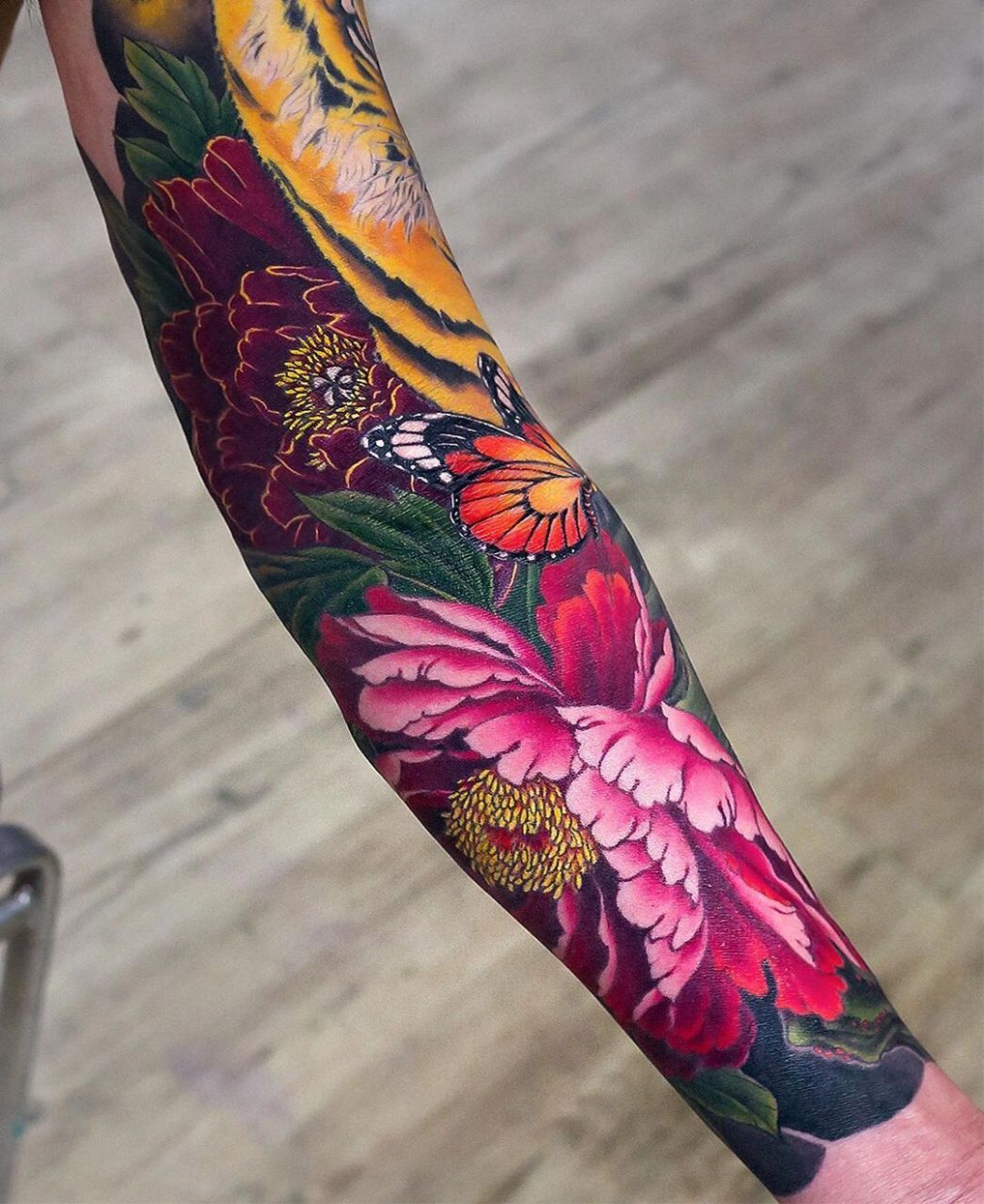 传统花臂,心有猛虎细嗅蔷薇乌鲁木齐纹身           老虎题材花臂传统