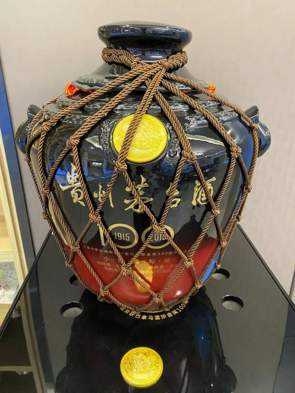 1915年,茅台酒参加巴拿马万国博览会,因为包装土气,其貌不扬,不被洋人