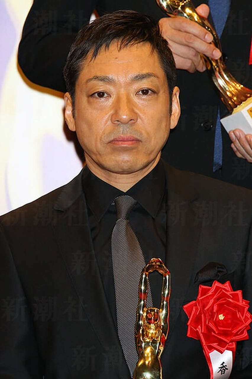 据日媒报道,日本演员香川照之2019年7月在银座的俱乐部对女服务员进行