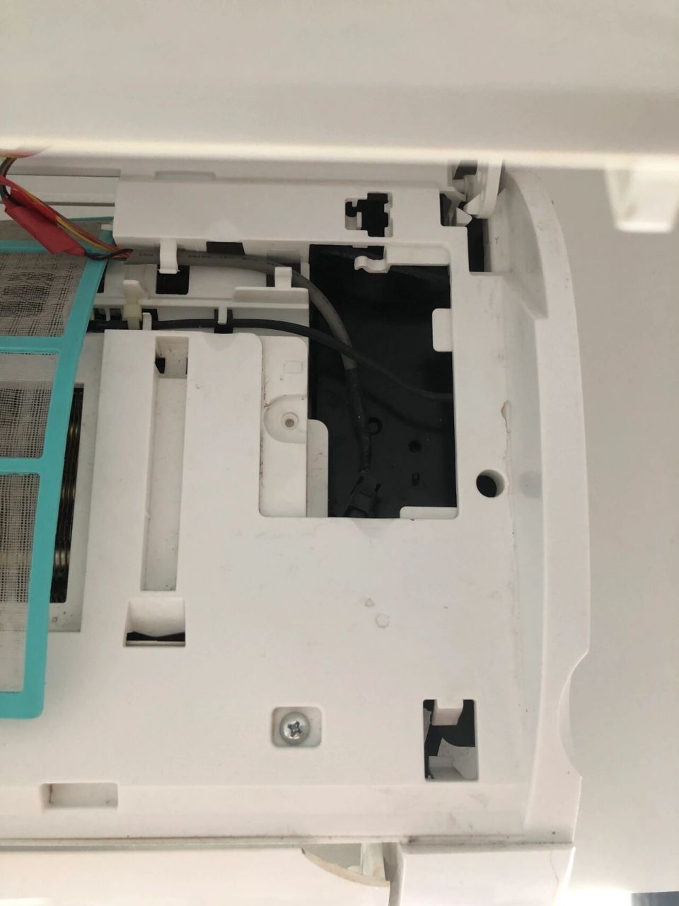 求助 美的这个型号的空调应急开关在哪里能拆的我都拆了就是没看到