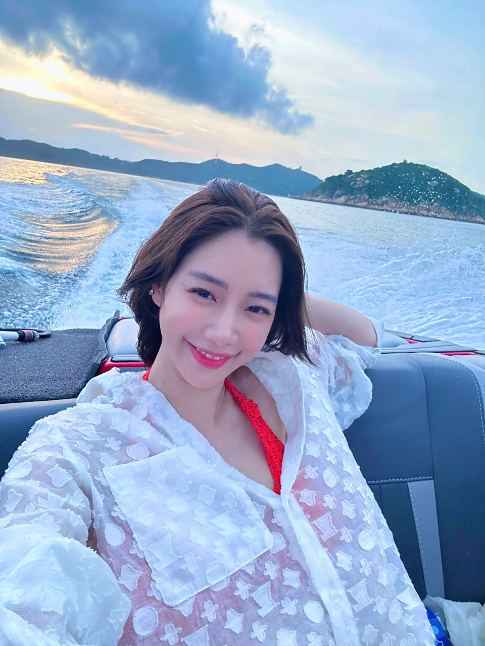 克拉拉,游艇上的红色比基尼美照合集