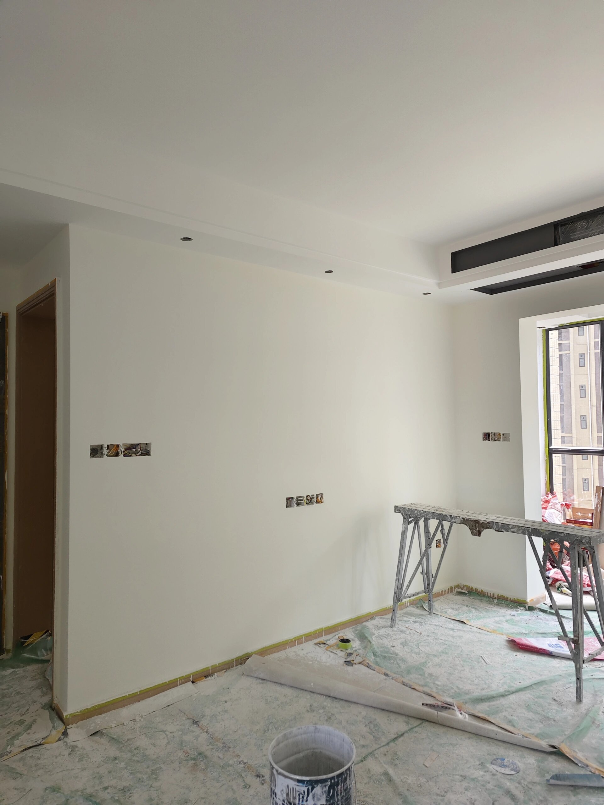 珍珠白乳胶漆墙面 刷完一底一面的乳胶漆,嘉宝莉的珍珠白,顶部大白墙